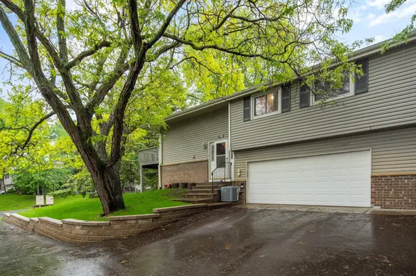 1268 Timbershore LN, Eagan, MN 55123