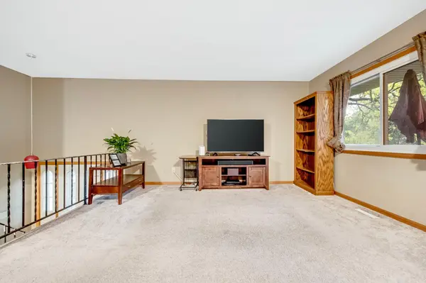 1268 Timbershore LN, Eagan, MN 55123