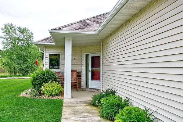 910 Briarwood DR, Red Wing, MN 55066