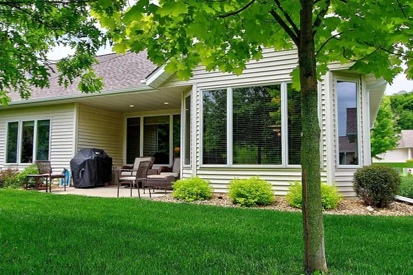 910 Briarwood DR, Red Wing, MN 55066