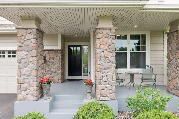 3649 Strawberry LN, Chanhassen, MN 55331