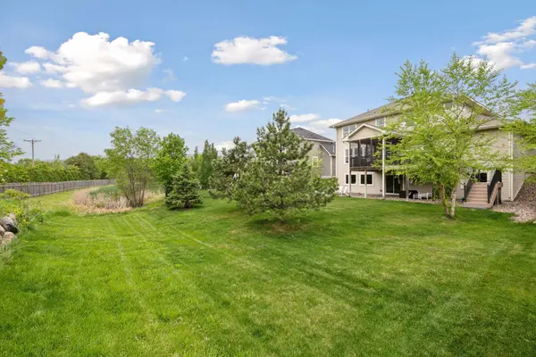 3649 Strawberry LN, Chanhassen, MN 55331