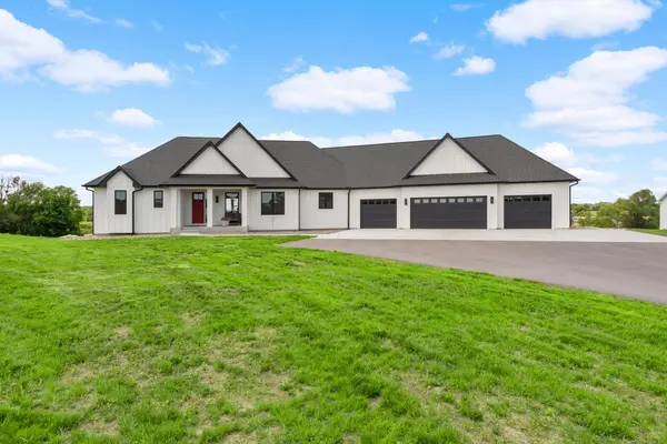 7688 Longview LN, Credit River, MN 55372