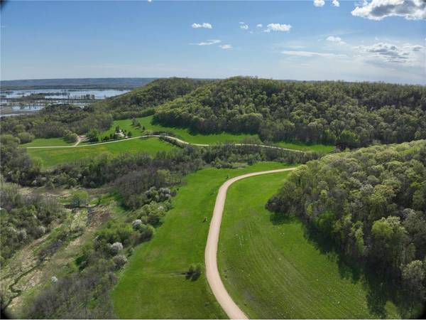 S1520 Shawnee DR, Alma, WI 54610