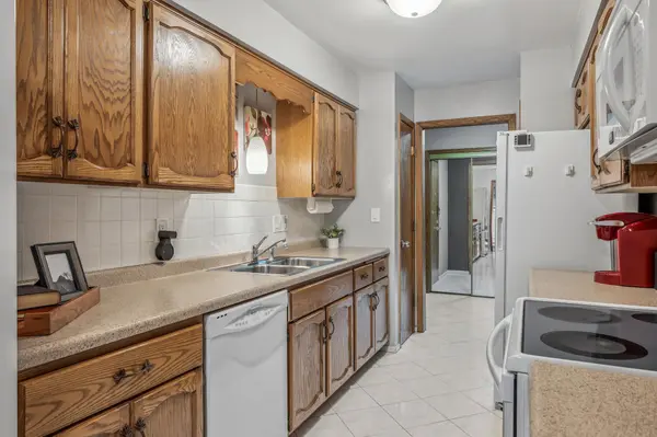 2220 Midland Grove RD #211, Roseville, MN 55113