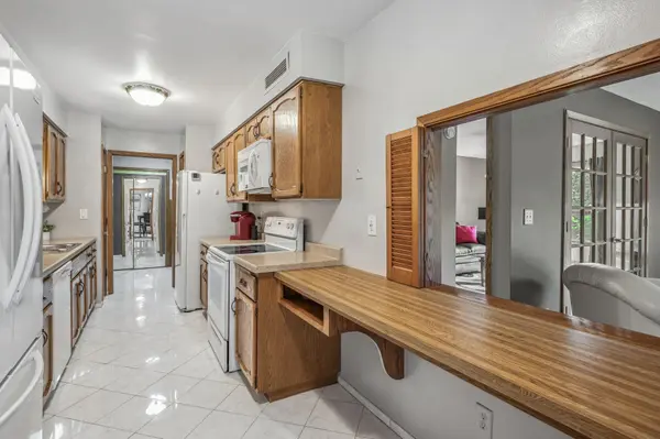 2220 Midland Grove RD #211, Roseville, MN 55113