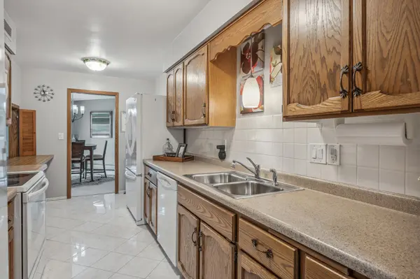 2220 Midland Grove RD #211, Roseville, MN 55113