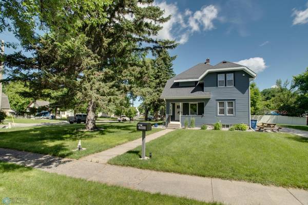 508 10th ST N, Moorhead, MN 56560