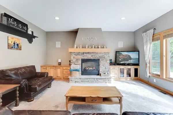 1009 Overlook DR, Carver, MN 55315