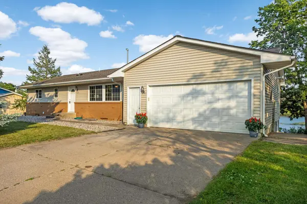5215 Hanrehan Lake BLVD, Savage, MN 55378