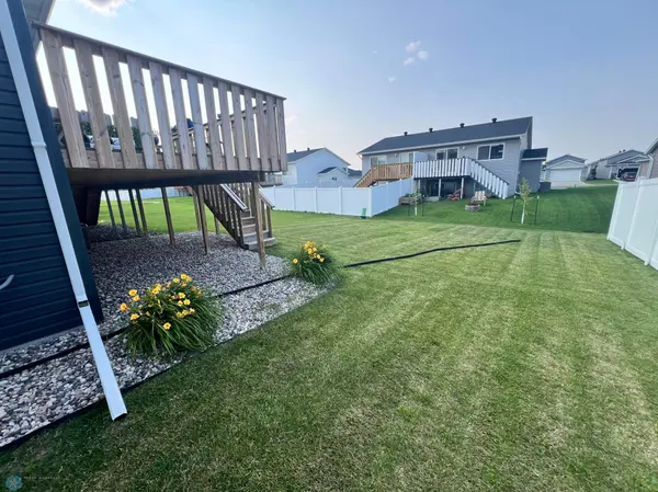 3306 Maple Leaf LOOP S, Fargo, ND 58104