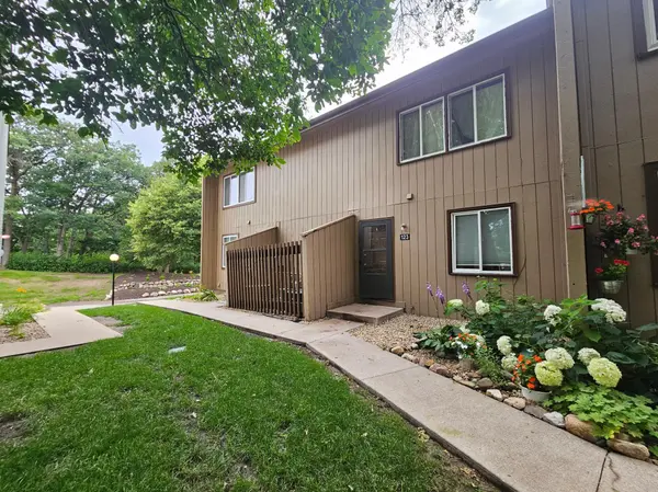 123 River Woods LN, Burnsville, MN 55337