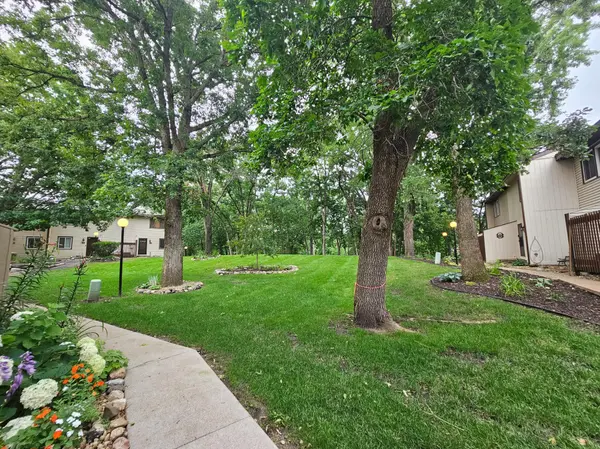 123 River Woods LN, Burnsville, MN 55337