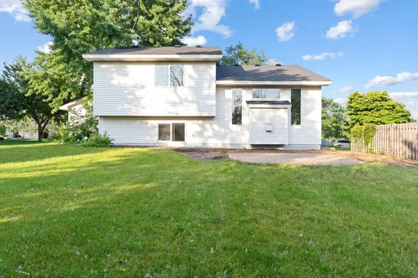 9445 Fallgold Pkwy N, Brooklyn Park, MN 55443