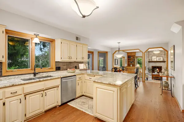 1627 Pamela LN, Mendota Heights, MN 55118