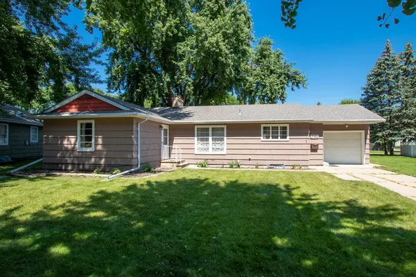1709 Ives AVE N, Glencoe, MN 55336