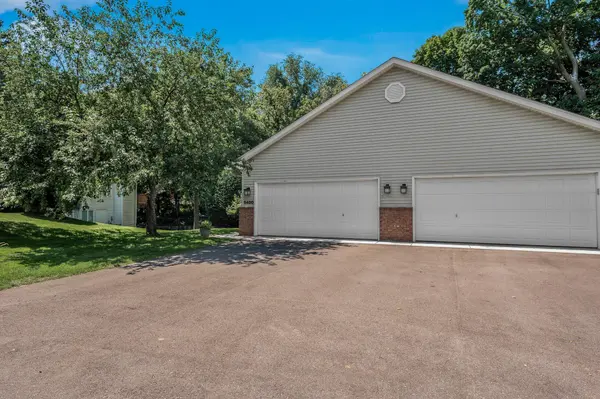 5450 Gideons LN, Shorewood, MN 55331