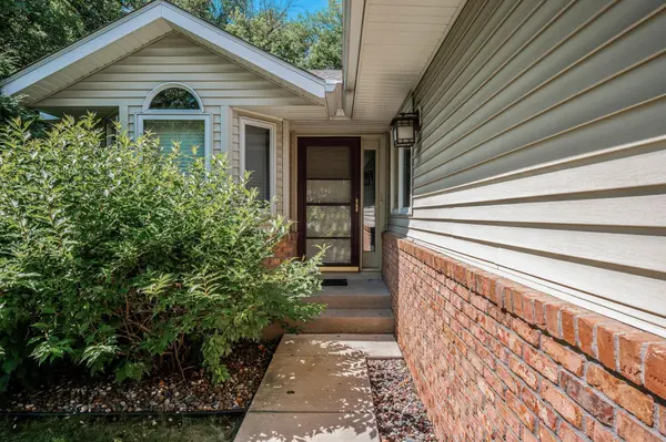 5450 Gideons LN, Shorewood, MN 55331