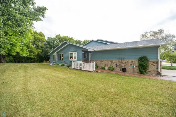799 Royal Oaks DR N, Fargo, ND 58102