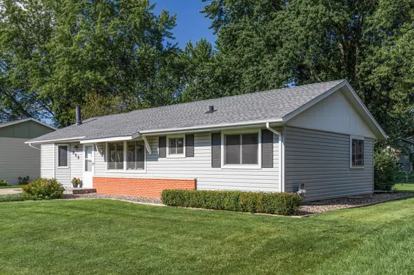 952 Redwell LN, Apple Valley, MN 55124