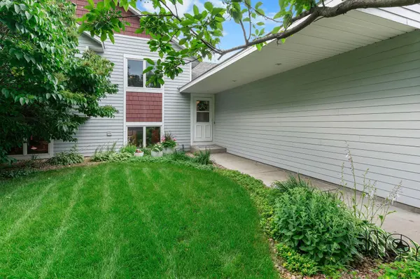 5476 Golfview CIR N, Oakdale, MN 55128