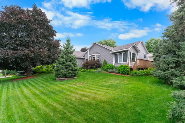5476 Golfview CIR N, Oakdale, MN 55128