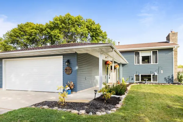 717 Colonial CIR, Faribault, MN 55021