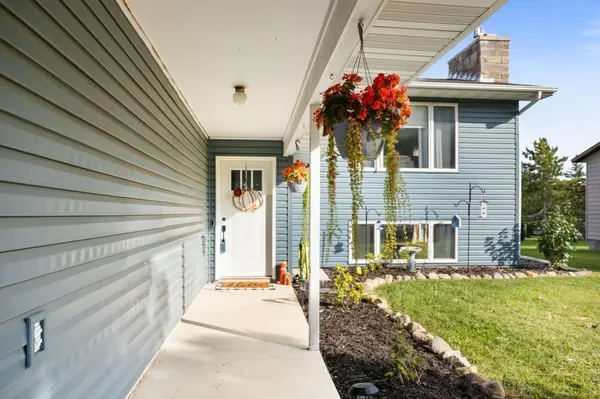 717 Colonial CIR, Faribault, MN 55021