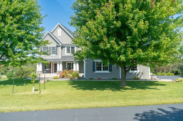 450 Bluebird DR N, Saint Joseph Twp, WI 54016