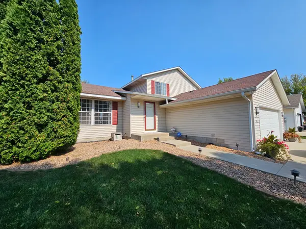 908 Meadow PL, Belle Plaine, MN 56011