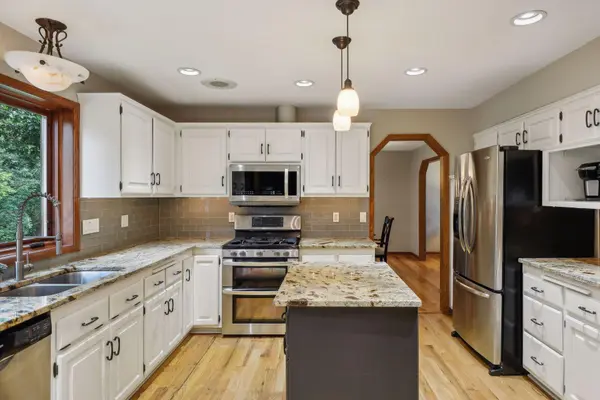 323 Oakwood TER, Vadnais Heights, MN 55127