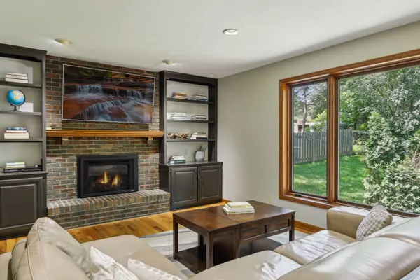 323 Oakwood TER, Vadnais Heights, MN 55127