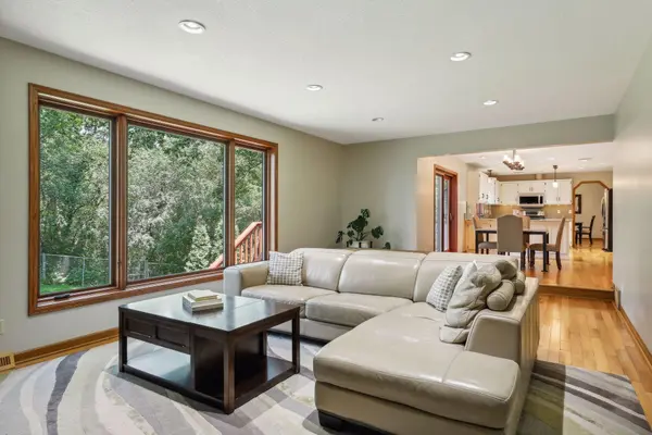 323 Oakwood TER, Vadnais Heights, MN 55127