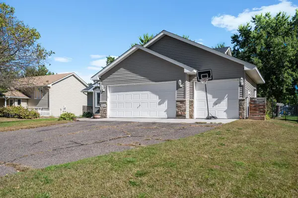 8724 Queens GDNS, Brooklyn Park, MN 55443