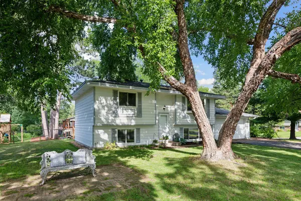 8590 Saratoga LN, Eden Prairie, MN 55347