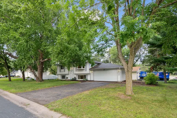 8590 Saratoga LN, Eden Prairie, MN 55347
