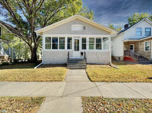 915 University DR N, Fargo, ND 58102