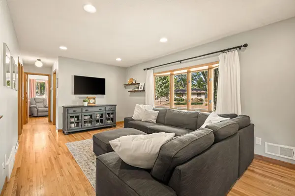 4000 Cinnabar DR, Eagan, MN 55122