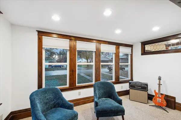 2307 Ione ST, Lauderdale, MN 55113