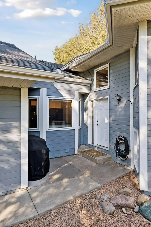 2730 River Woods LN, Burnsville, MN 55337