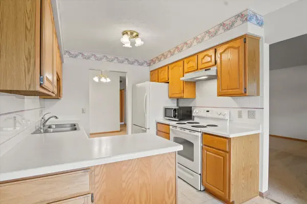 3720 Gershwin LN N, Oakdale, MN 55128