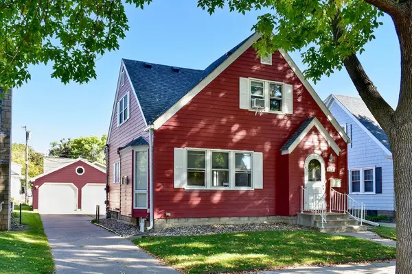 916 W 11th ST, Winona, MN 55987