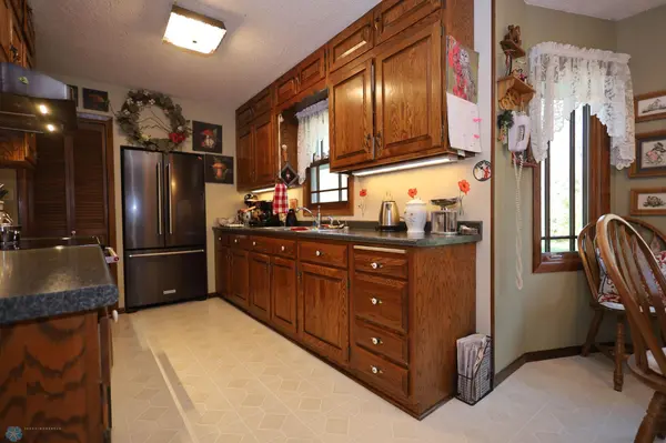 520 W Bend LN, Alvarado, MN 56710