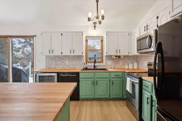 182 Green Briar DR, Lino Lakes, MN 55014