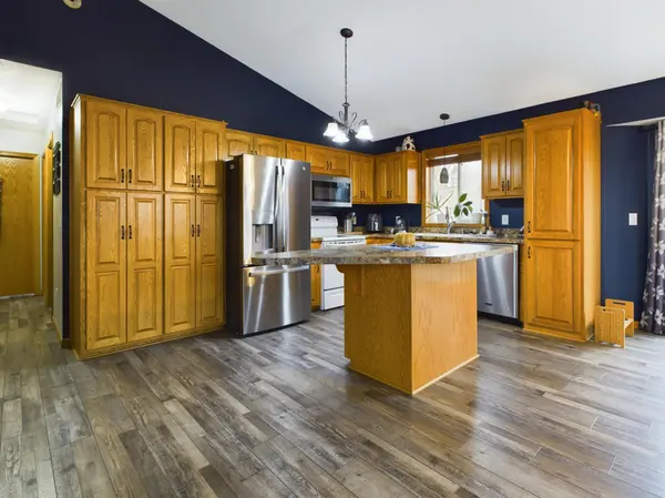 827 3rd AVE NW, Melrose, MN 56352