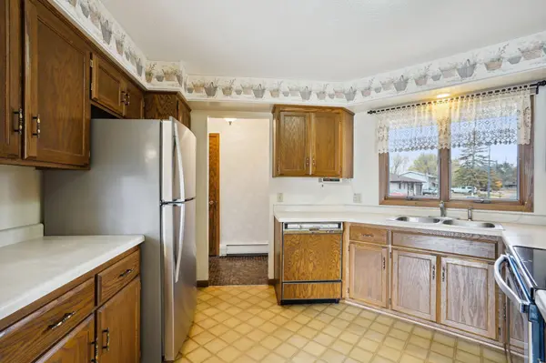 728 Colonial CIR, Faribault, MN 55021