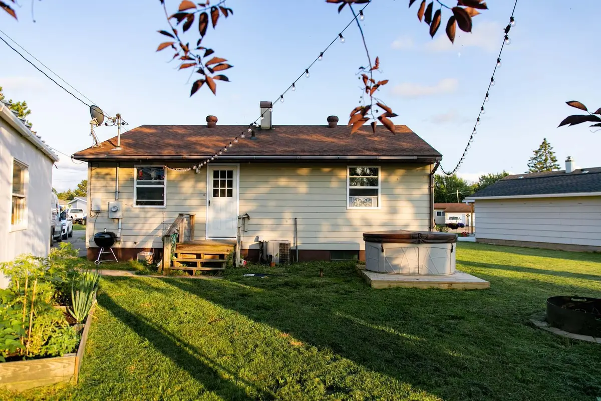 25 Hemlock CIR, Babbitt, MN 55706