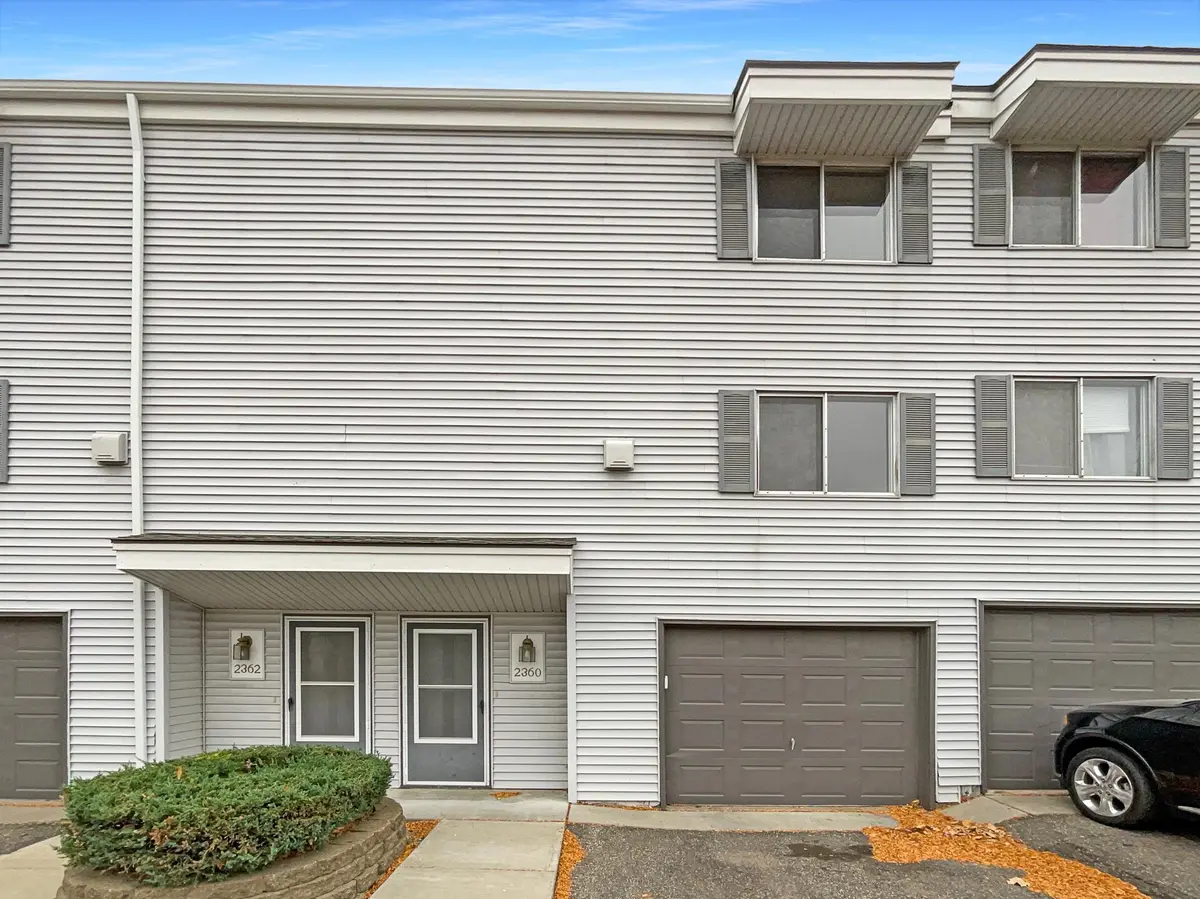 2360 Londin LN E, Maplewood, MN 55119