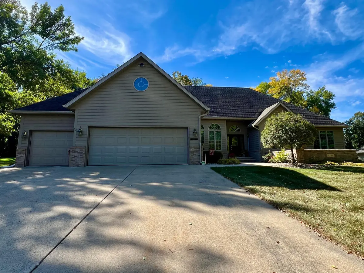 2725 Campus LN, Albert Lea, MN 56007