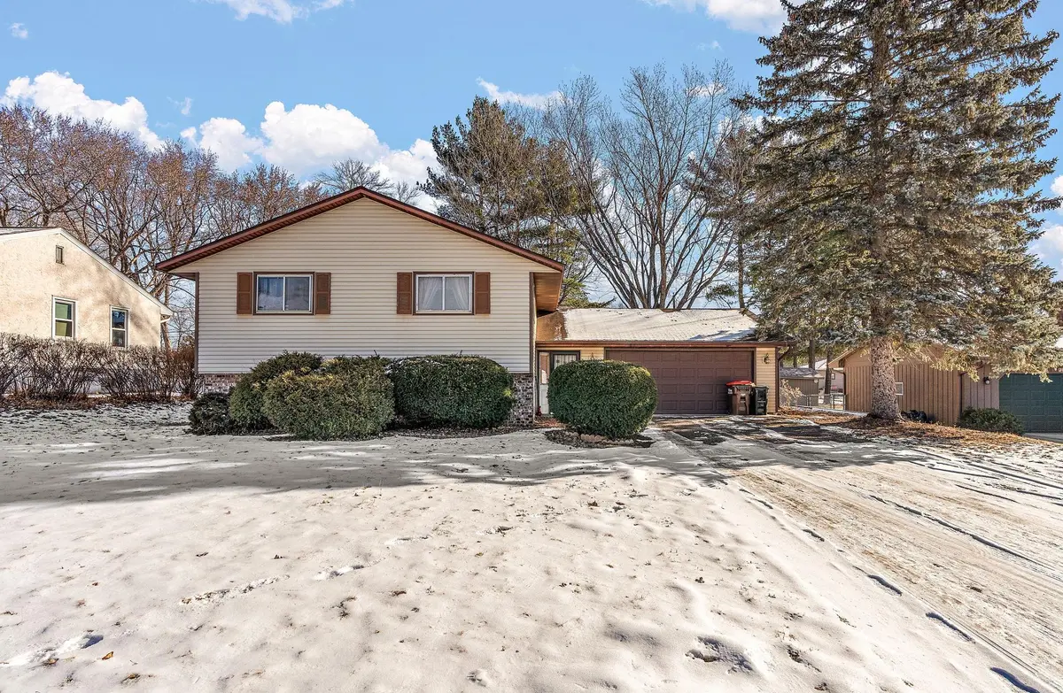 200 Sterling ST N, Maplewood, MN 55119